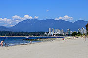 Strand mit Blick auf Whistler Mountains Strand mit Blick auf Whistler Mountains