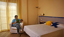 Kursteilnehmer in seinem Zimmer Kursteilnehmer in seinem Zimmer